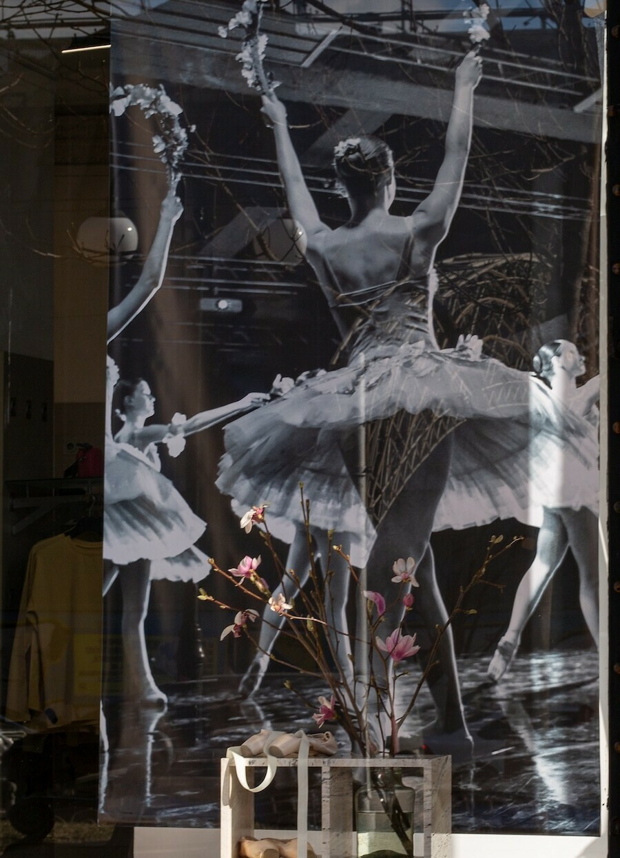 dancing-in-the-dark_vitryny-artbuku_ba25c71a
